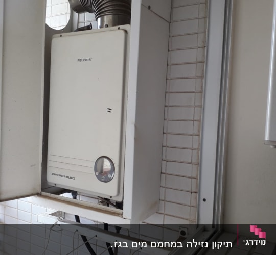 דוד חימום עם צינור מתכת וכלי עבודה